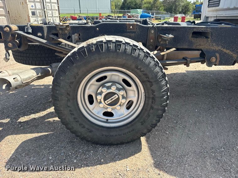 image for item DY3302 2018 Ford F250 Super Duty Crew Cab pickup truck cab and chassis