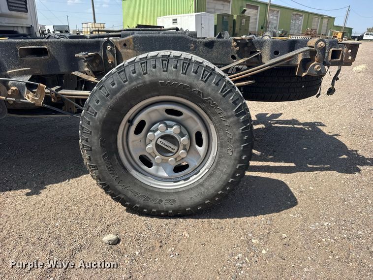 image for item DY3302 2018 Ford F250 Super Duty Crew Cab pickup truck cab and chassis