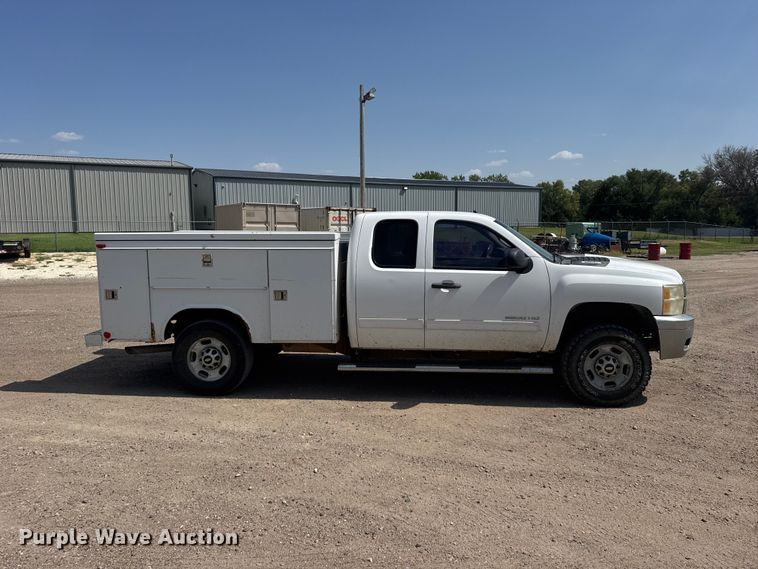 image for item DY3303 2011 Chevrolet Silverado 2500HD Ext. Cab utility bed pickup truck