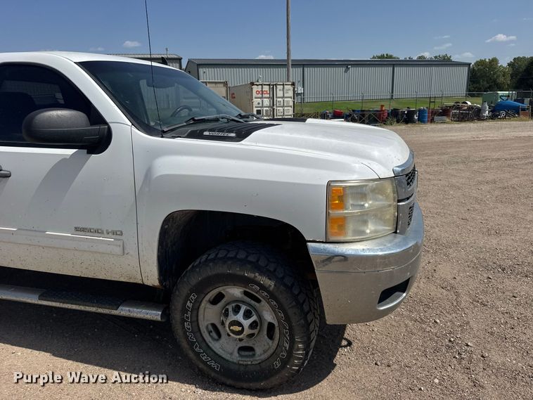 image for item DY3303 2011 Chevrolet Silverado 2500HD Ext. Cab utility bed pickup truck