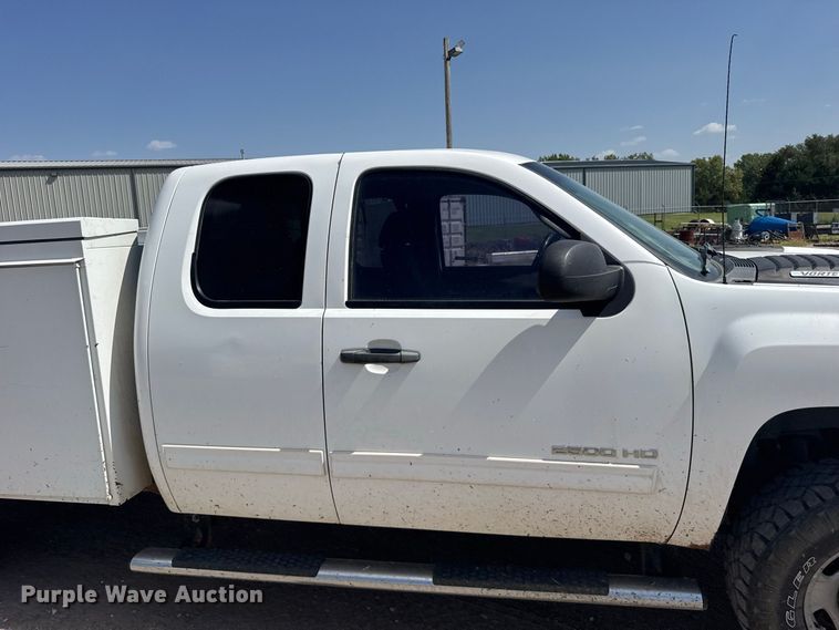 image for item DY3303 2011 Chevrolet Silverado 2500HD Ext. Cab utility bed pickup truck