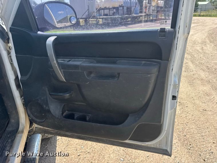 image for item DY3303 2011 Chevrolet Silverado 2500HD Ext. Cab utility bed pickup truck