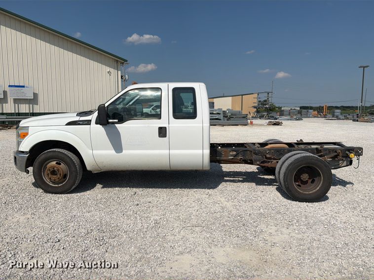 image for item DZ4711 2011 Ford F350 Super Duty Ext. Cab pickup truck cab and chassis