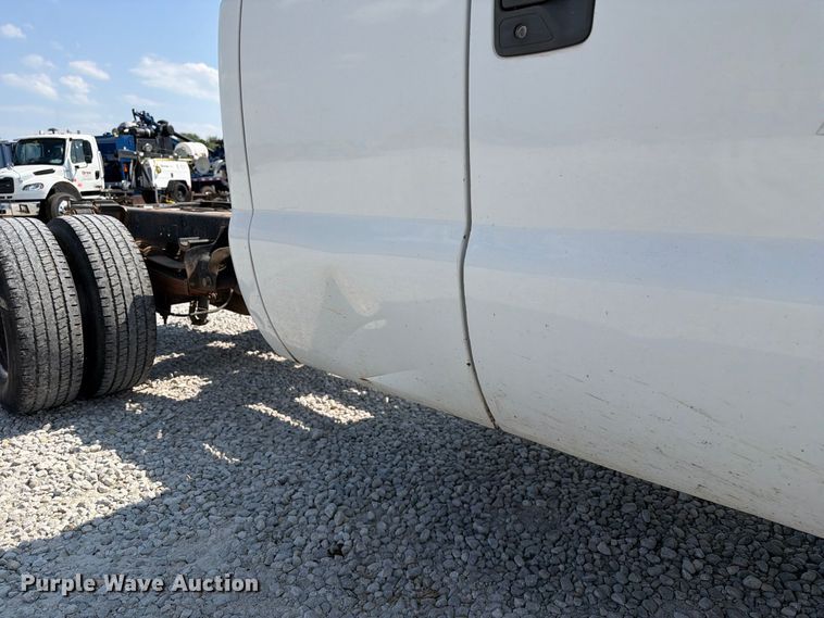 image for item DZ4711 2011 Ford F350 Super Duty Ext. Cab pickup truck cab and chassis