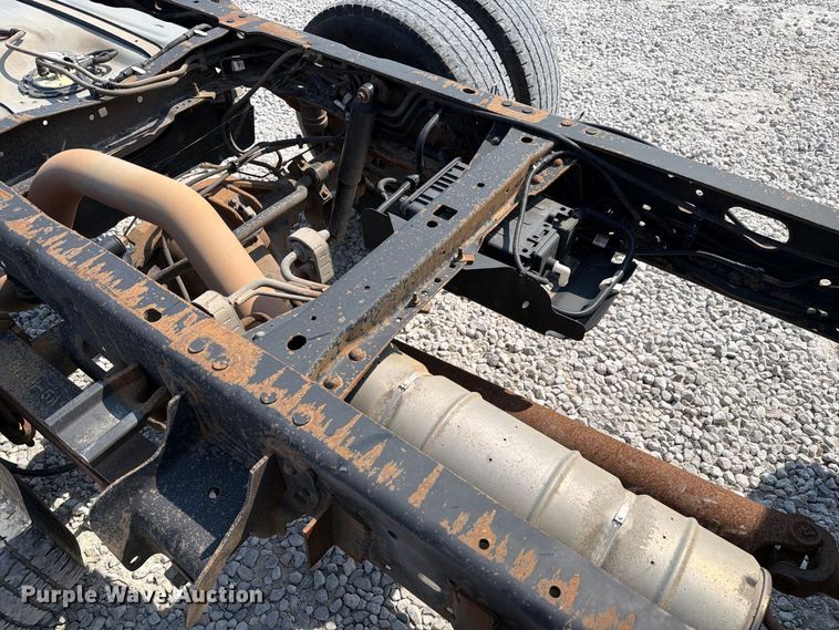 image for item DZ4711 2011 Ford F350 Super Duty Ext. Cab pickup truck cab and chassis