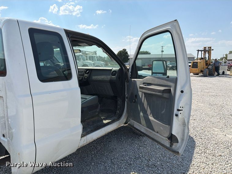 image for item DZ4711 2011 Ford F350 Super Duty Ext. Cab pickup truck cab and chassis