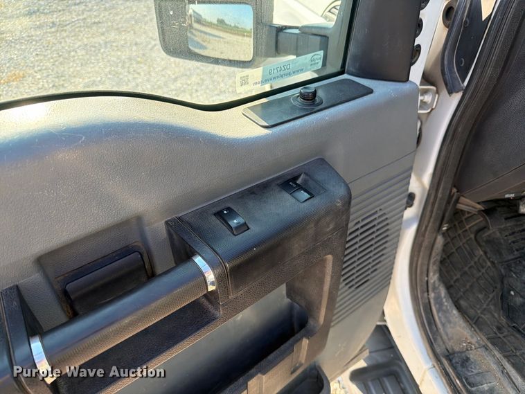 image for item DZ4719 2015 Ford F550 Super Duty XL flatbed truck