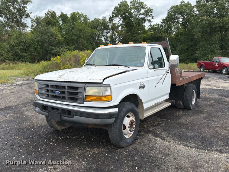 1995 Ford F450 Super Duty flatbed truck