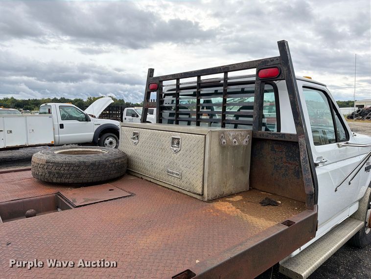 image for item DZ4785 1995 Ford F450 Super Duty flatbed truck