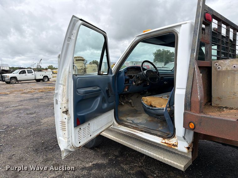 image for item DZ4785 1995 Ford F450 Super Duty flatbed truck
