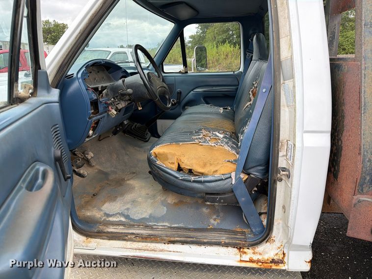 image for item DZ4785 1995 Ford F450 Super Duty flatbed truck