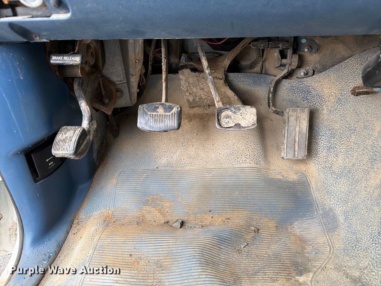 image for item DZ4785 1995 Ford F450 Super Duty flatbed truck