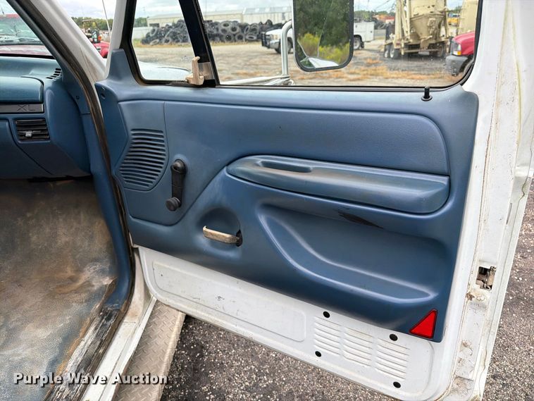image for item DZ4785 1995 Ford F450 Super Duty flatbed truck