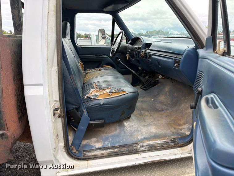 image for item DZ4785 1995 Ford F450 Super Duty flatbed truck
