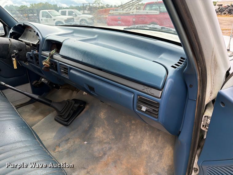 image for item DZ4785 1995 Ford F450 Super Duty flatbed truck