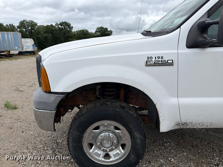 image for item DZ4787 2005 Ford F250 Super Duty XL Ext. Cab pickup truck