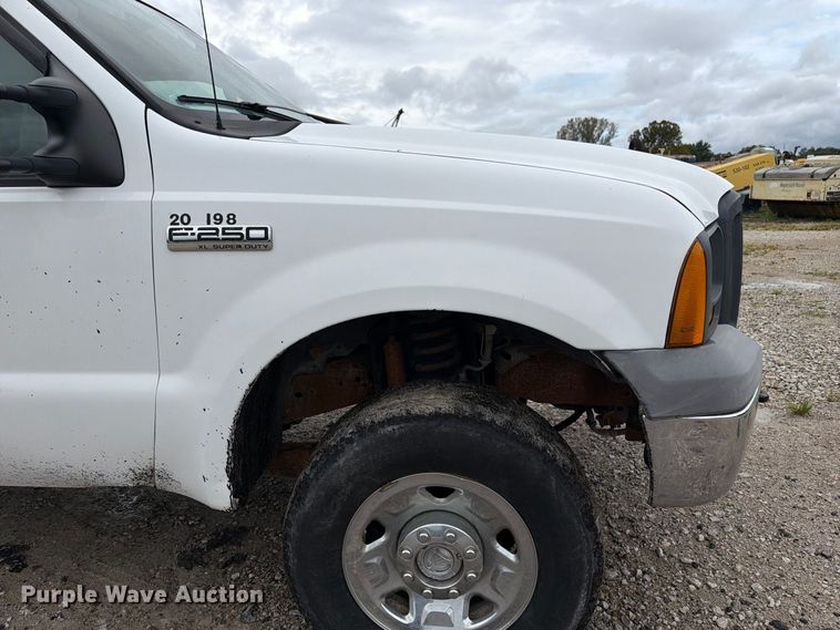 image for item DZ4787 2005 Ford F250 Super Duty XL Ext. Cab pickup truck