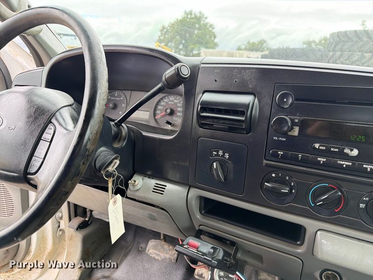 image for item DZ4787 2005 Ford F250 Super Duty XL Ext. Cab pickup truck