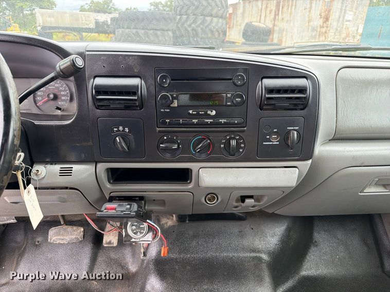 image for item DZ4787 2005 Ford F250 Super Duty XL Ext. Cab pickup truck