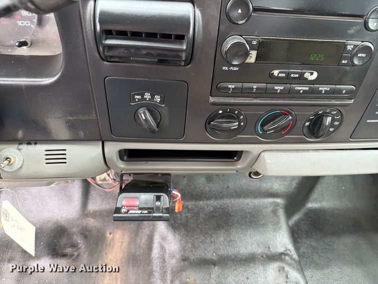image for item DZ4787 2005 Ford F250 Super Duty XL Ext. Cab pickup truck