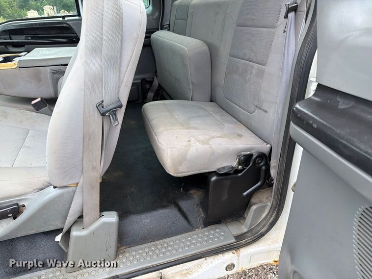 image for item DZ4787 2005 Ford F250 Super Duty XL Ext. Cab pickup truck