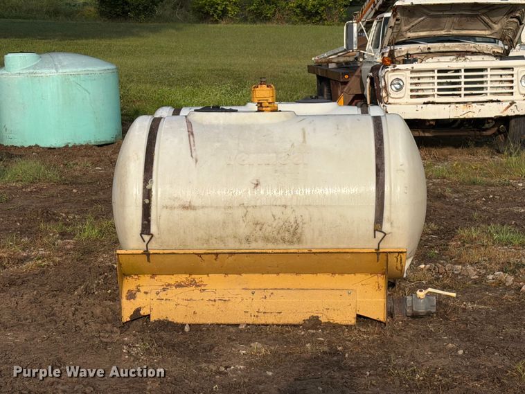 image for item DZ4796 (2) Vermeer 300 gallon tanks