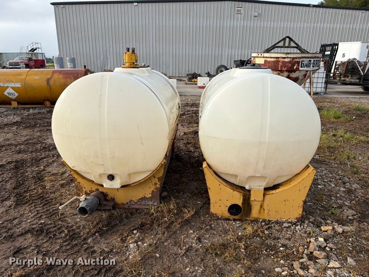 image for item DZ4796 (2) Vermeer 300 gallon tanks