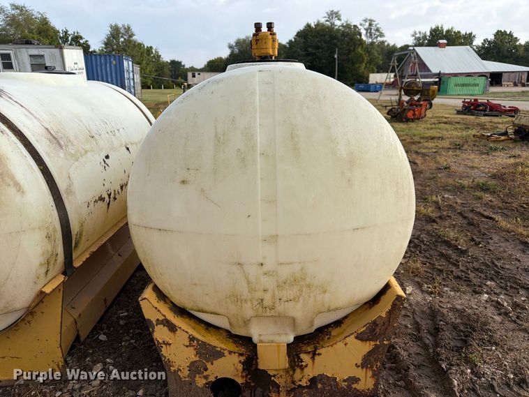image for item DZ4796 (2) Vermeer 300 gallon tanks