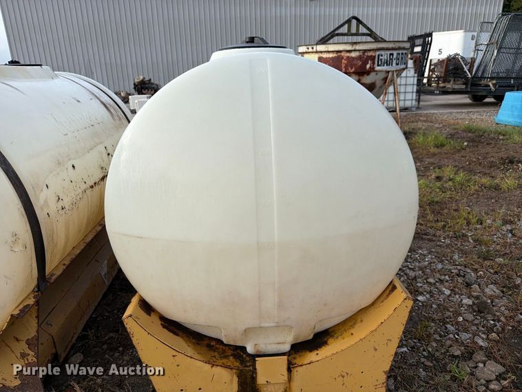 image for item DZ4796 (2) Vermeer 300 gallon tanks