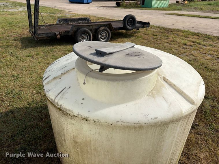 image for item DZ4811 (2) poly tanks