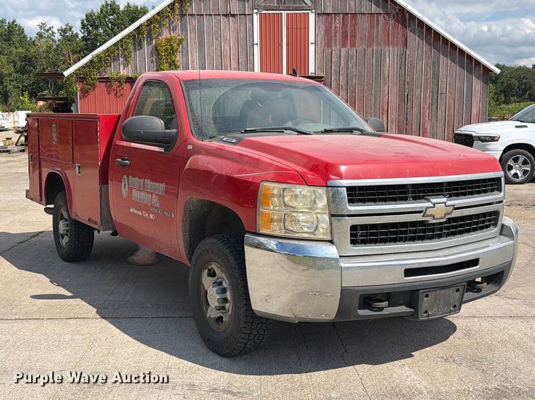 image for item DZ4828 2007 Chevrolet Silverado 2500HD utility bed pickup truck