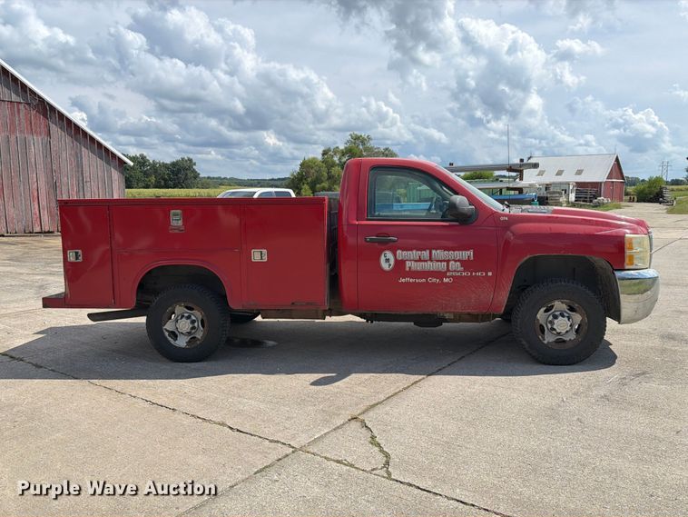 image for item DZ4828 2007 Chevrolet Silverado 2500HD utility bed pickup truck