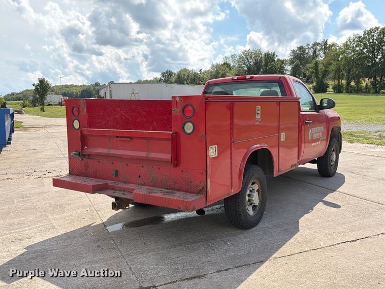 image for item DZ4828 2007 Chevrolet Silverado 2500HD utility bed pickup truck