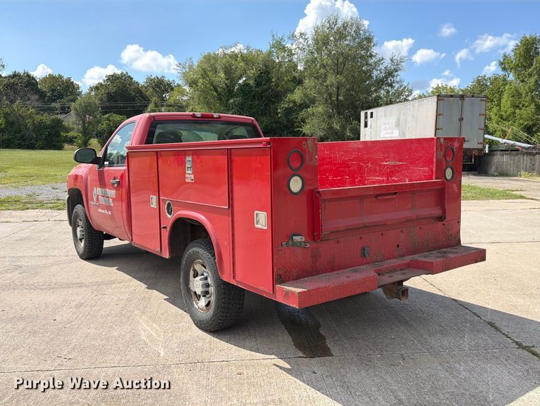image for item DZ4828 2007 Chevrolet Silverado 2500HD utility bed pickup truck