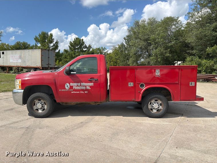 image for item DZ4828 2007 Chevrolet Silverado 2500HD utility bed pickup truck