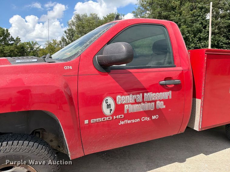 image for item DZ4828 2007 Chevrolet Silverado 2500HD utility bed pickup truck