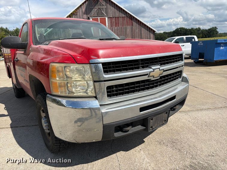image for item DZ4828 2007 Chevrolet Silverado 2500HD utility bed pickup truck