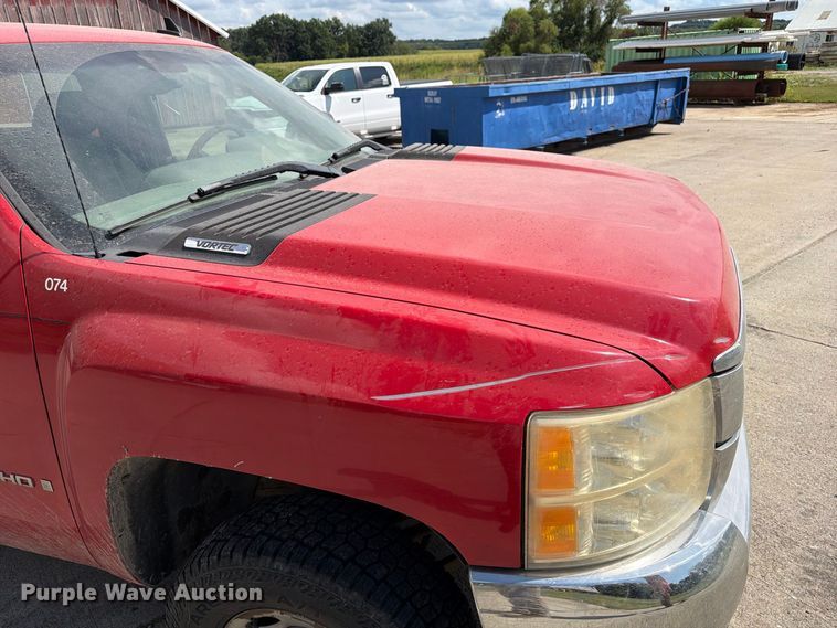 image for item DZ4828 2007 Chevrolet Silverado 2500HD utility bed pickup truck
