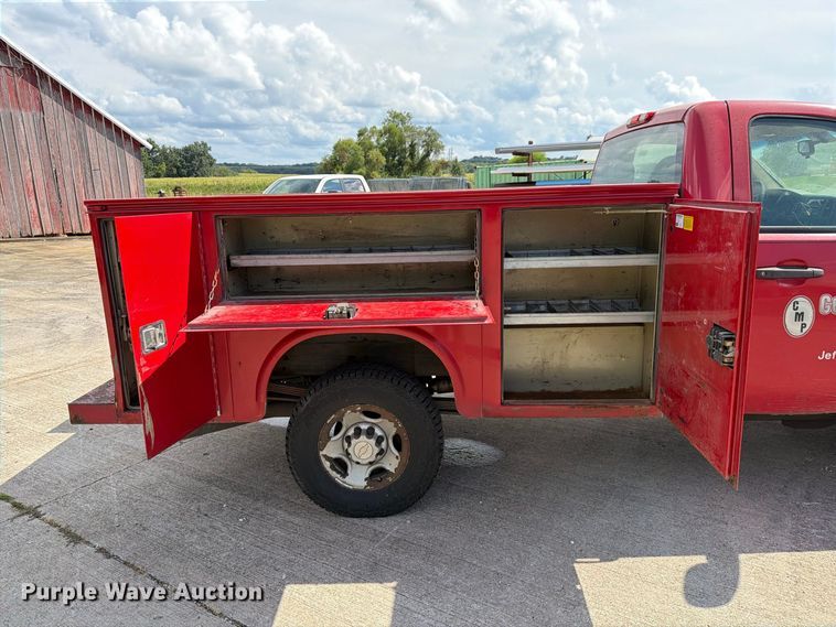 image for item DZ4828 2007 Chevrolet Silverado 2500HD utility bed pickup truck
