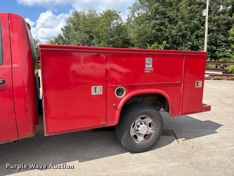 image for item DZ4828 2007 Chevrolet Silverado 2500HD utility bed pickup truck