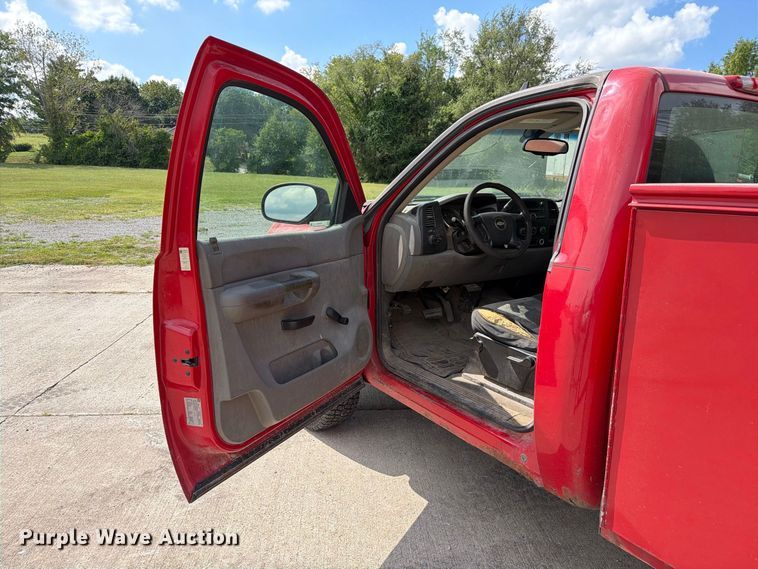image for item DZ4828 2007 Chevrolet Silverado 2500HD utility bed pickup truck