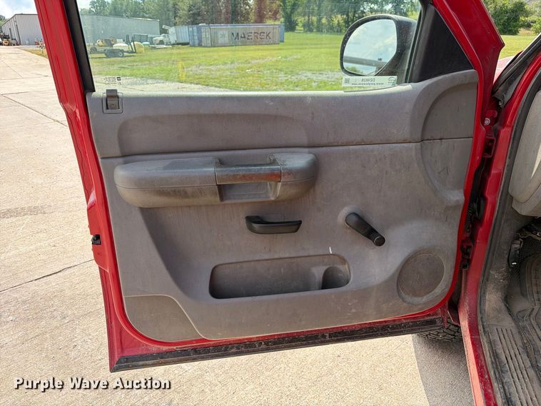 image for item DZ4828 2007 Chevrolet Silverado 2500HD utility bed pickup truck