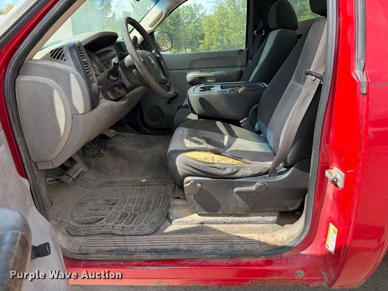 image for item DZ4828 2007 Chevrolet Silverado 2500HD utility bed pickup truck