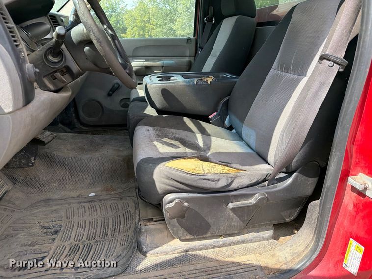 image for item DZ4828 2007 Chevrolet Silverado 2500HD utility bed pickup truck