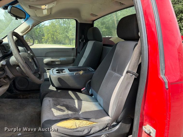 image for item DZ4828 2007 Chevrolet Silverado 2500HD utility bed pickup truck