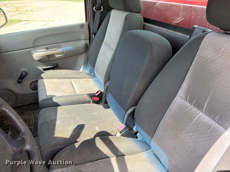 image for item DZ4828 2007 Chevrolet Silverado 2500HD utility bed pickup truck