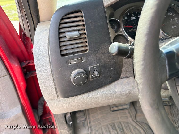 image for item DZ4828 2007 Chevrolet Silverado 2500HD utility bed pickup truck