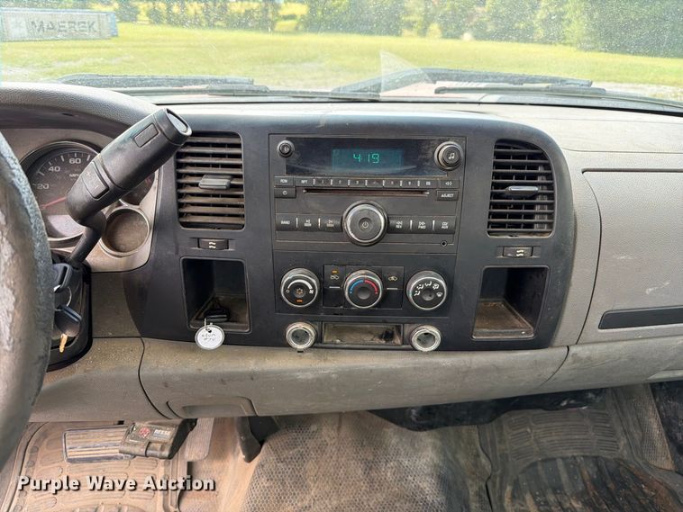 image for item DZ4828 2007 Chevrolet Silverado 2500HD utility bed pickup truck