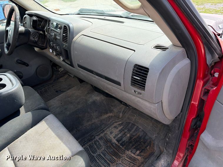 image for item DZ4828 2007 Chevrolet Silverado 2500HD utility bed pickup truck
