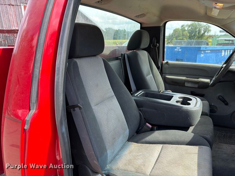image for item DZ4828 2007 Chevrolet Silverado 2500HD utility bed pickup truck